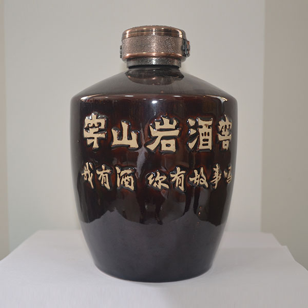 穿山岩酒窖陶瓷酒瓶
