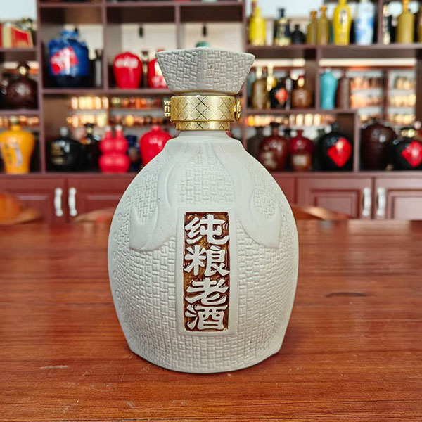 纯粮老酒陶瓷酒瓶